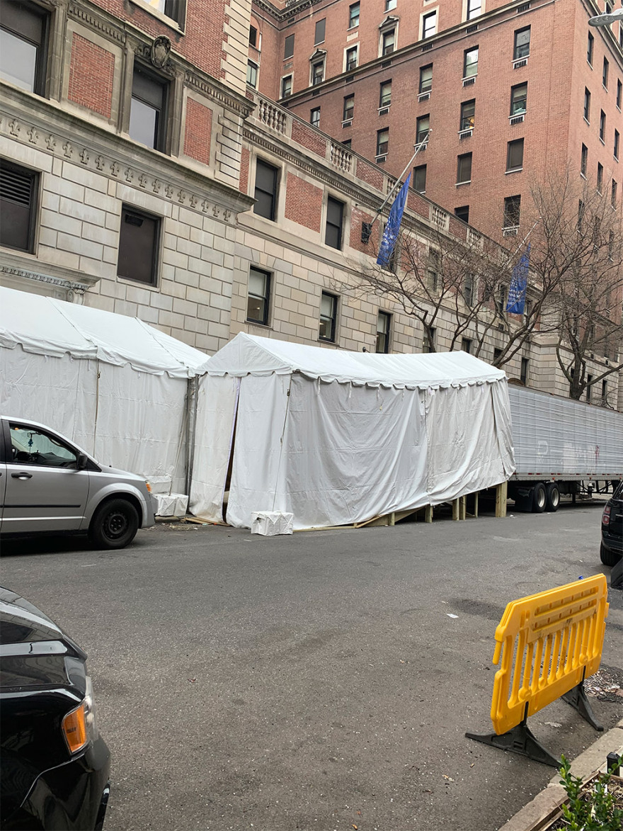 Κορωνοϊός - ΗΠΑ: Πρώτη χώρα σε νεκρούς και κρούσματα - Νέα Υόρκη: Νεκροτομεία έξω από νοσοκομεία