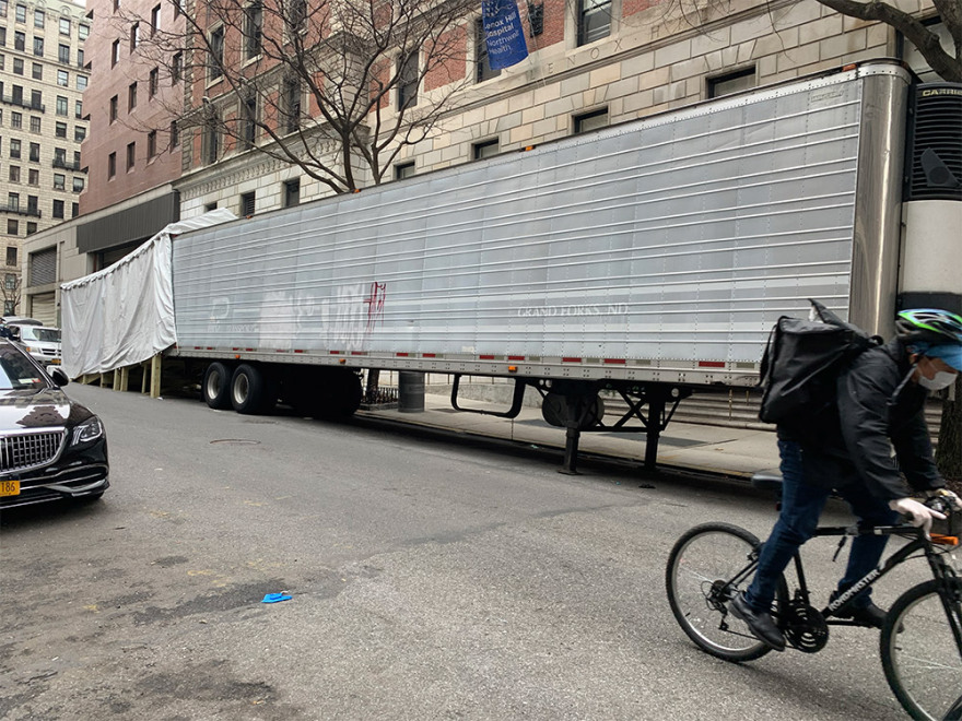 Κορωνοϊός - ΗΠΑ: Πρώτη χώρα σε νεκρούς και κρούσματα - Νέα Υόρκη: Νεκροτομεία έξω από νοσοκομεία