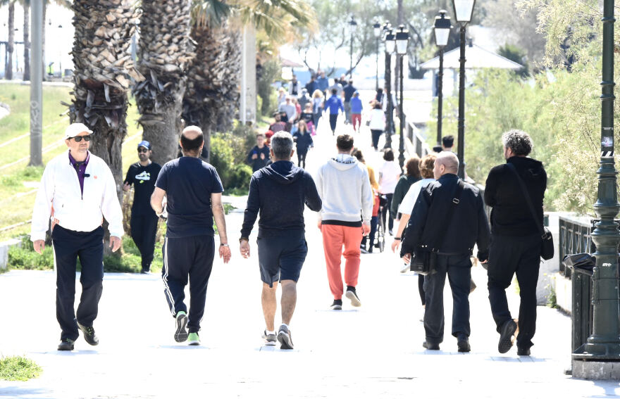 Απαγόρευση κυκλοφορίας: Η καλοκαιρία έβγαλε κόσμο έξω - Δείτε φωτογραφίες