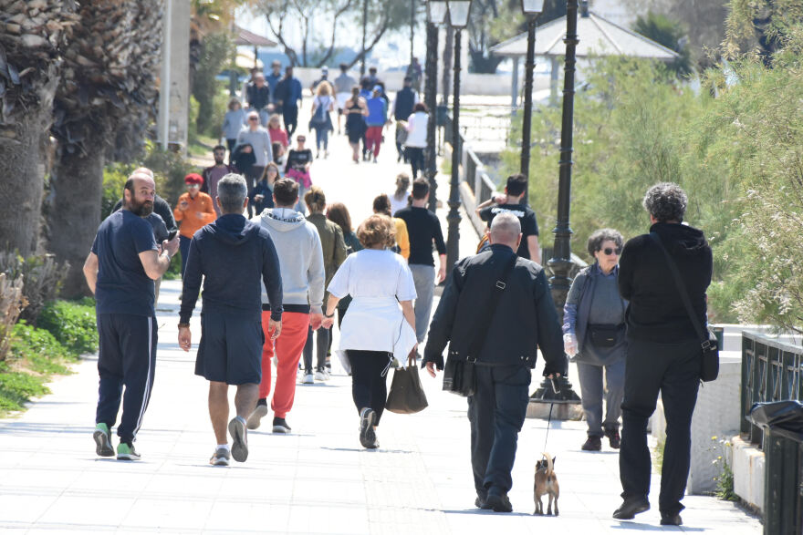Απαγόρευση κυκλοφορίας: Η καλοκαιρία έβγαλε κόσμο έξω - Δείτε φωτογραφίες