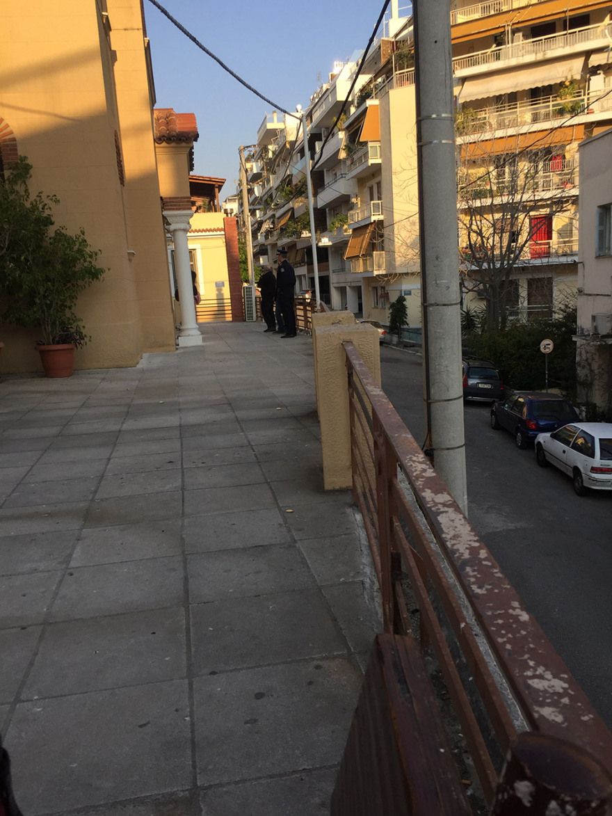 Κορωνοϊός – Κουκάκι: Η αστυνομία αναζητά τον ιερέα που κοινωνούσε πιστούς