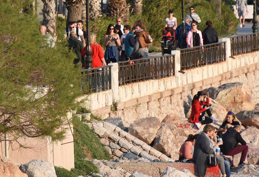 Μέτρα για τον κορωνοϊό - Φλοίσβος: Εικόνες συνωστισμού για δεύτερη συνεχόμενη ημέρα 