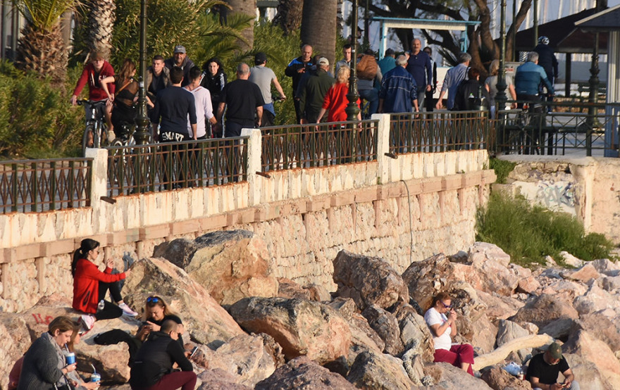 Μέτρα για τον κορωνοϊό - Φλοίσβος: Εικόνες συνωστισμού για δεύτερη συνεχόμενη ημέρα 