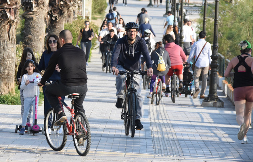 Μέτρα για τον κορωνοϊό - Φλοίσβος: Εικόνες συνωστισμού για δεύτερη συνεχόμενη ημέρα 