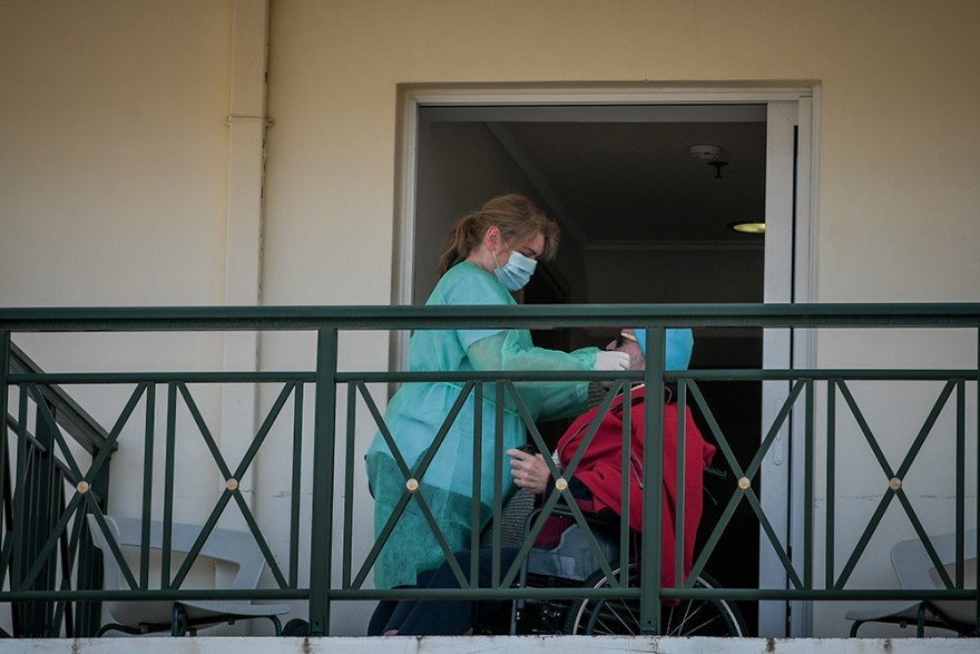 Κορωνοϊός: Στο γηροκομείο της Νέας Μάκρης ο Σωτήρης Τσιόδρας