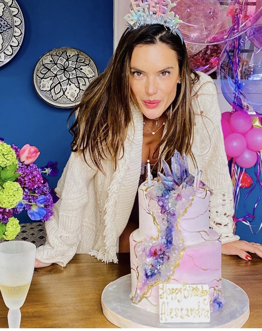 Πολιτικοί, μοντέλα και καλλιτέχνες ανά τον κόσμο γιόρτασαν το Πάσχα