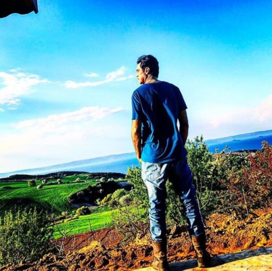 Μπουράκ Χακί: Καραντίνα στο κτήμα του στα Δαρδανέλια χωρίς την Χαρά Παππά