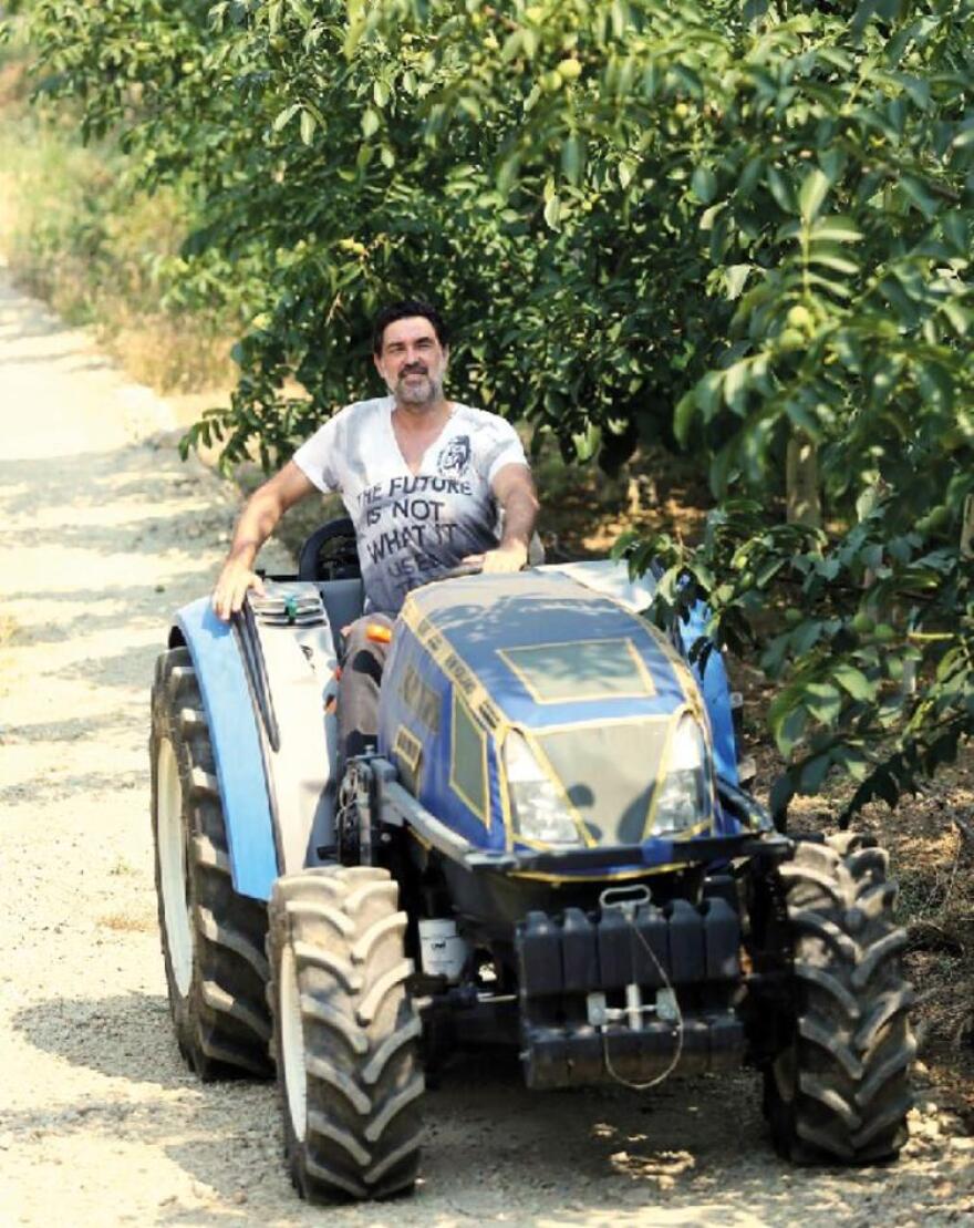 Μπουράκ Χακί: Καραντίνα στο κτήμα του στα Δαρδανέλια χωρίς την Χαρά Παππά