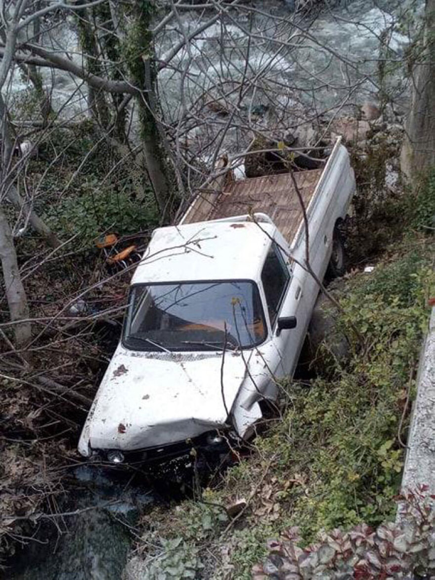 Σοβαρό τροχαίο στα Ψαχνά: Αγροτικό έπεσε σε ποτάμι (φωτ.)