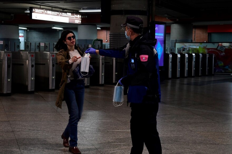 Κορωνοϊός στην Ισπανία: Επιστρέφουν στις δουλειές τους εργαζόμενοι μη βασικών υπηρεσιών 