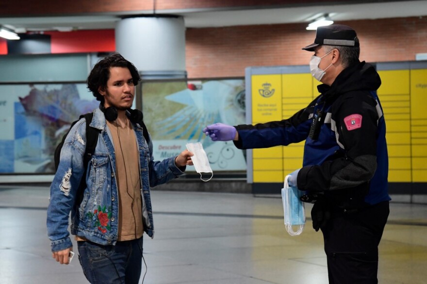 Κορωνοϊός στην Ισπανία: Επιστρέφουν στις δουλειές τους εργαζόμενοι μη βασικών υπηρεσιών 