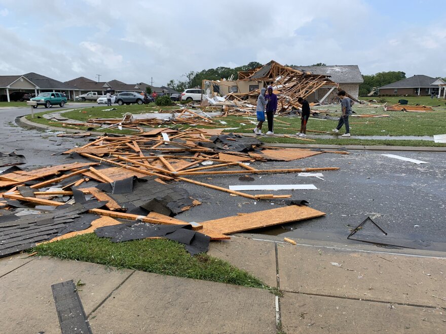 ΗΠΑ: Ανεμοστρόβιλος διέλυσε σπίτια και το αεροδρόμιο στο Μονρό της Λουιζιάνας (φωτ)