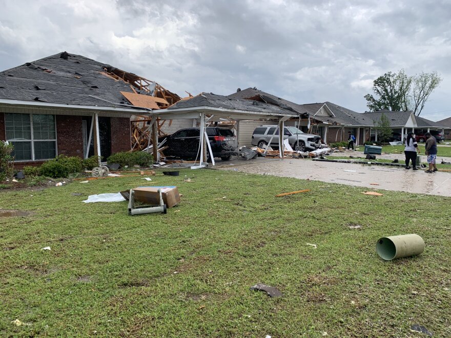 ΗΠΑ: Ανεμοστρόβιλος διέλυσε σπίτια και το αεροδρόμιο στο Μονρό της Λουιζιάνας (φωτ)