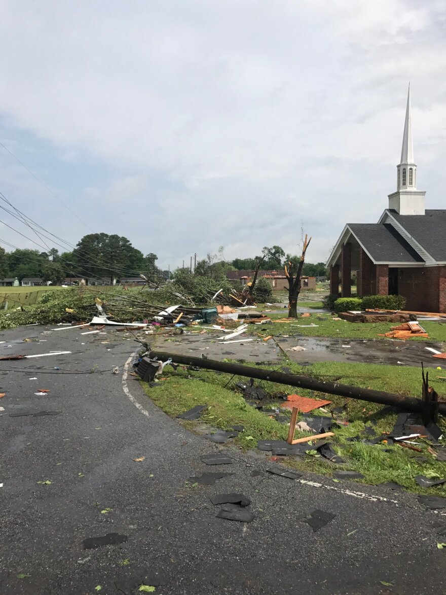 ΗΠΑ: Ανεμοστρόβιλος διέλυσε σπίτια και το αεροδρόμιο στο Μονρό της Λουιζιάνας (φωτ)