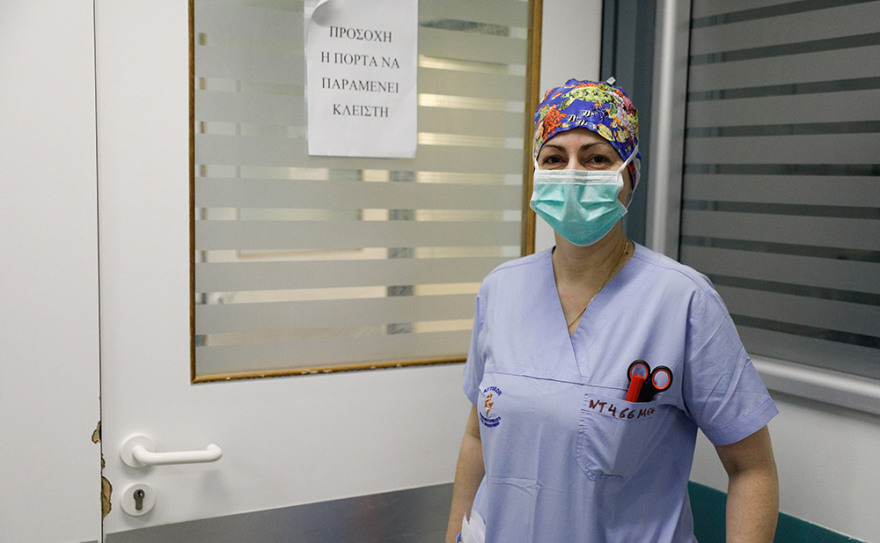 Νοσοκομείο Αττικόν: Καρέ-καρέ η προετοιμασία των «πολεμιστών» στη ΜΕΘ