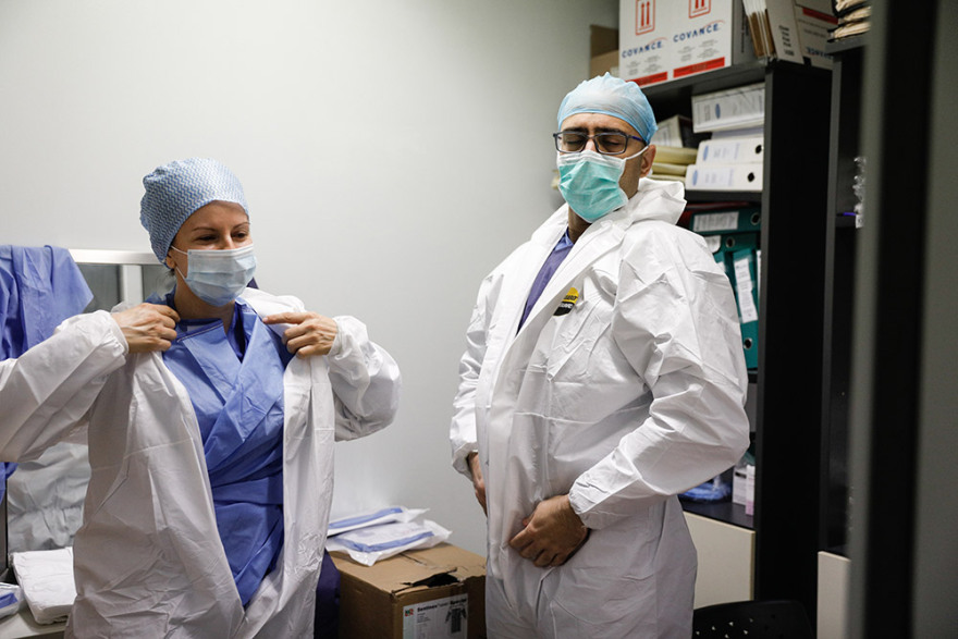 Νοσοκομείο Αττικόν: Καρέ-καρέ η προετοιμασία των «πολεμιστών» στη ΜΕΘ