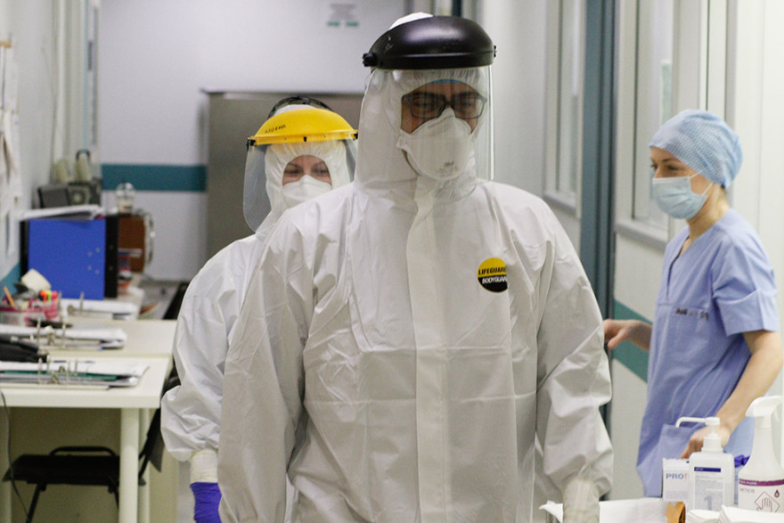 Νοσοκομείο Αττικόν: Καρέ-καρέ η προετοιμασία των «πολεμιστών» στη ΜΕΘ