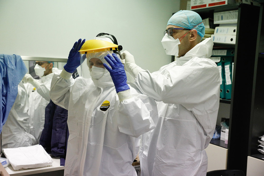 Νοσοκομείο Αττικόν: Καρέ-καρέ η προετοιμασία των «πολεμιστών» στη ΜΕΘ