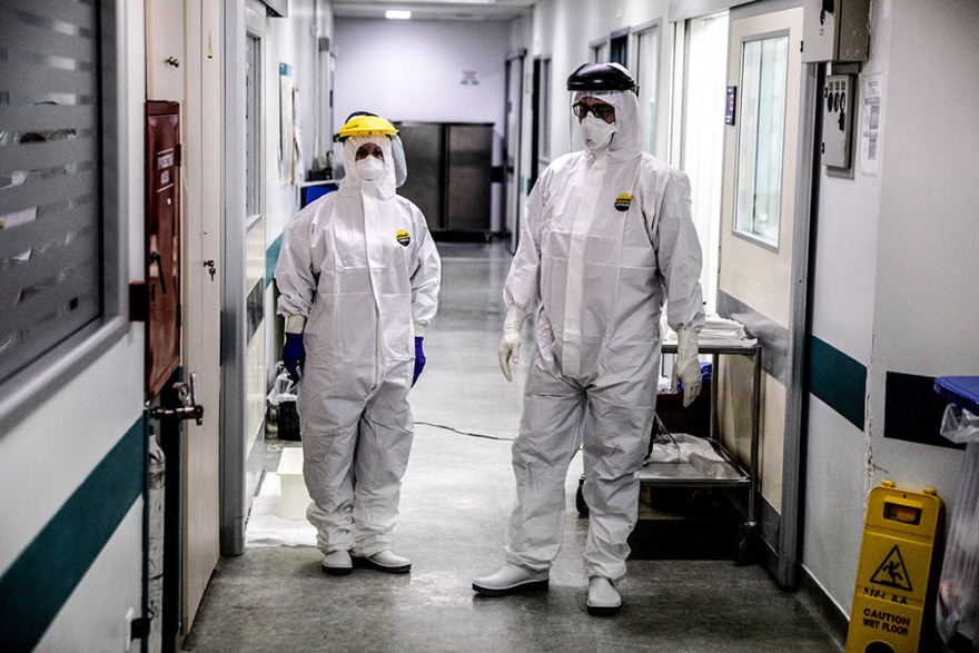 Νοσοκομείο Αττικόν: Καρέ-καρέ η προετοιμασία των «πολεμιστών» στη ΜΕΘ