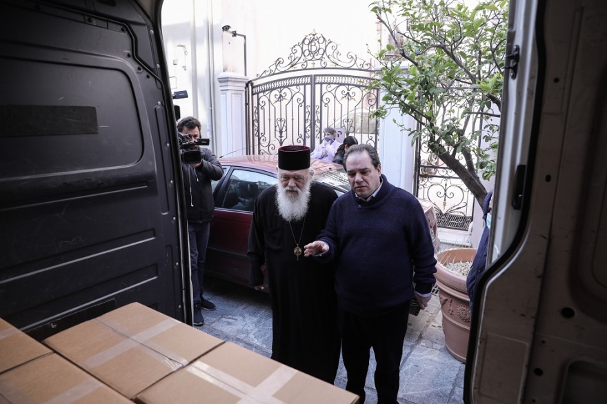 «Δέματα αγάπης» από την Εκκλησία και την «Αποστολή» στους ανθρώπους που υποφέρουν μέσα στην πανδημία