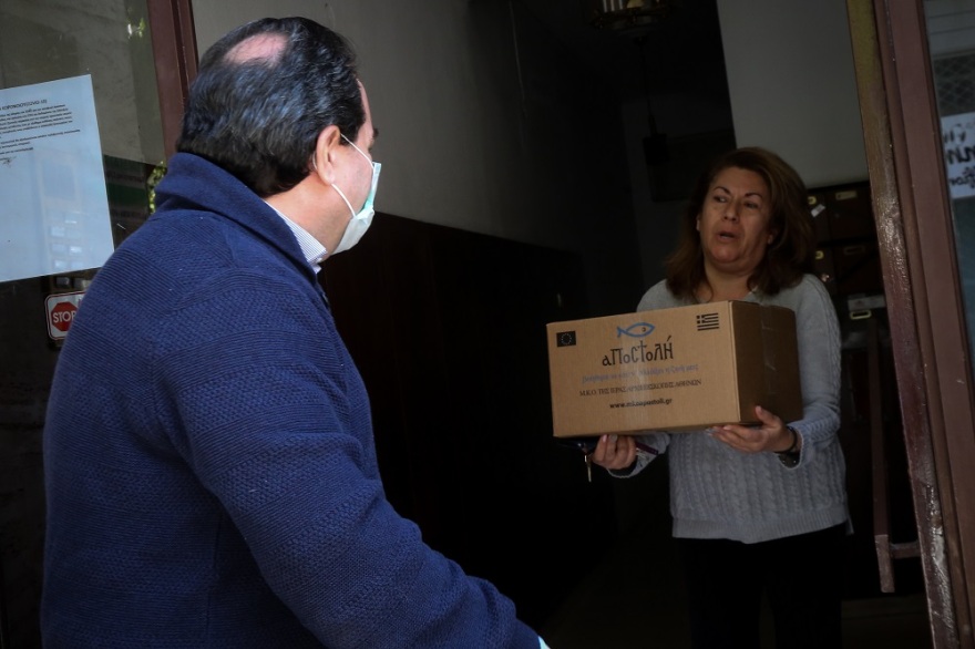 «Δέματα αγάπης» από την Εκκλησία και την «Αποστολή» στους ανθρώπους που υποφέρουν μέσα στην πανδημία