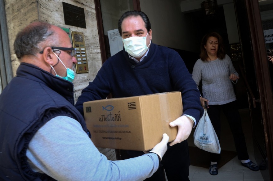 «Δέματα αγάπης» από την Εκκλησία και την «Αποστολή» στους ανθρώπους που υποφέρουν μέσα στην πανδημία
