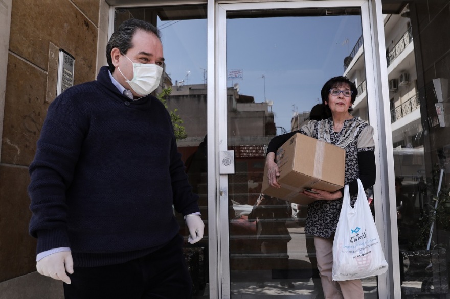«Δέματα αγάπης» από την Εκκλησία και την «Αποστολή» στους ανθρώπους που υποφέρουν μέσα στην πανδημία