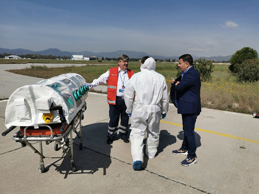 Κορωνοϊός: Το «protothema.gr» στην ειδική κάψουλα αρνητικής πίεσης του ΕΚΑΒ