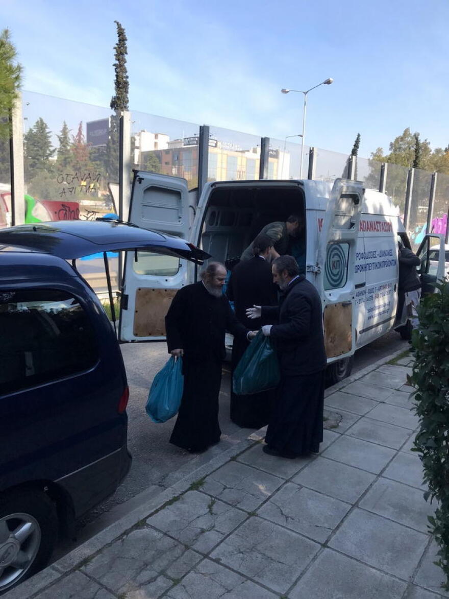 Διανομή τροφίμων από τον Μητροπολίτη Ν. Ιωνίας Γαβριήλ