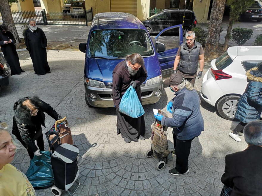 Διανομή τροφίμων από τον Μητροπολίτη Ν. Ιωνίας Γαβριήλ
