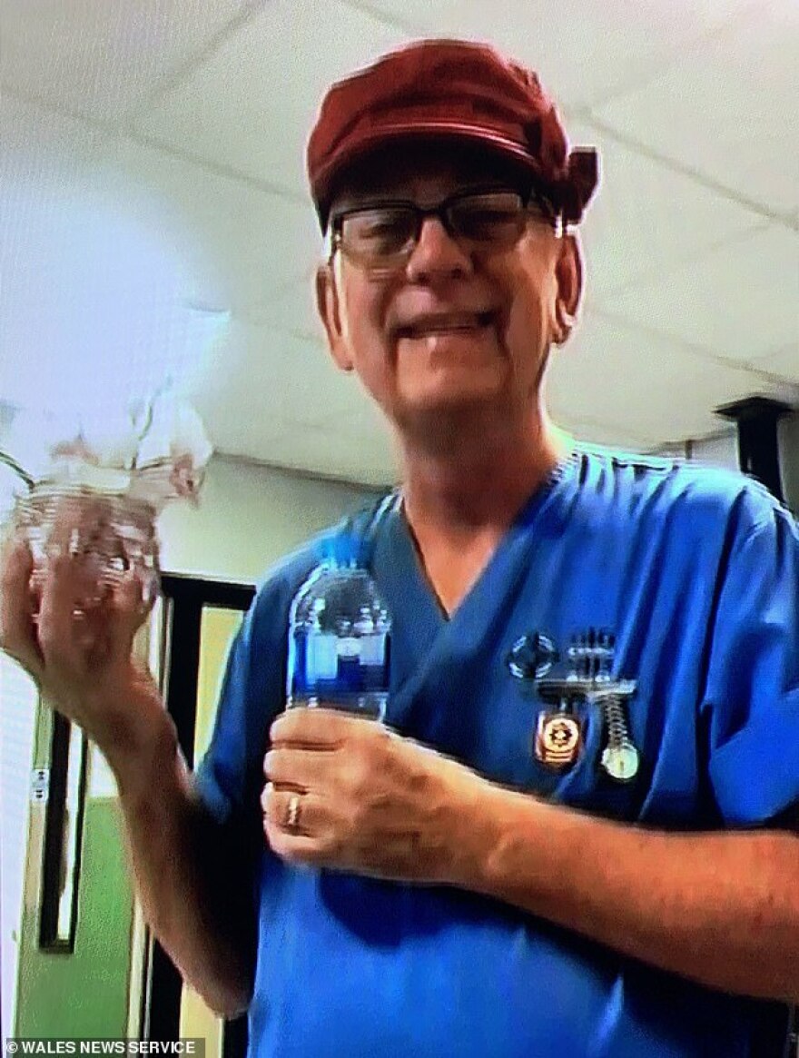 Κορωνοϊός στη Βρετανία: Νοσοκόμος βγήκε από τη σύνταξη και πέθανε γιατί δεν είχε σωστή μάσκα 