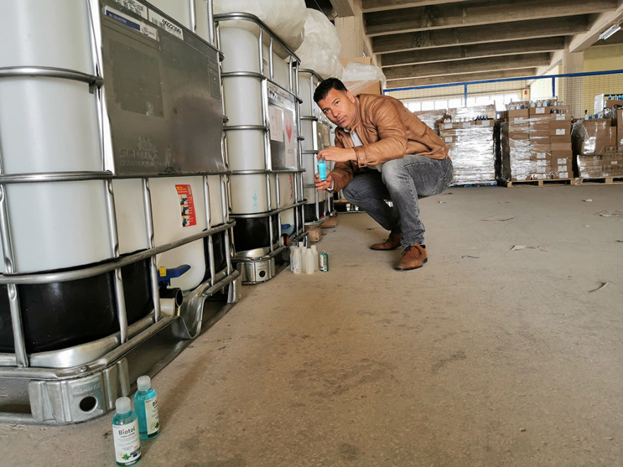 ΣΔΟΕ - Αντισηπτικά: Αυτοψία του protothema.gr στην αποθήκη με 8 τόνους κατασχεμένων υγρών