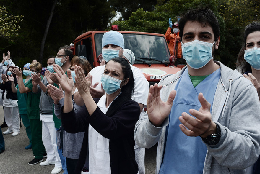 Κορωνοϊός: Πυροσβέστες είπαν «ευχαριστώ» στους γιατρούς και τους νοσηλευτές του «Σωτηρία» - Δείτε βίντεο