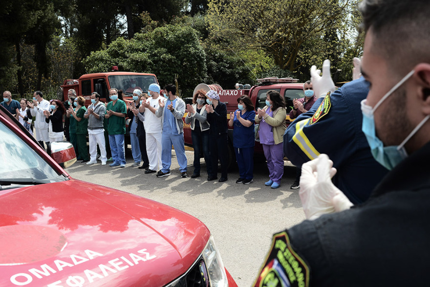 Κορωνοϊός: Πυροσβέστες είπαν «ευχαριστώ» στους γιατρούς και τους νοσηλευτές του «Σωτηρία» - Δείτε βίντεο