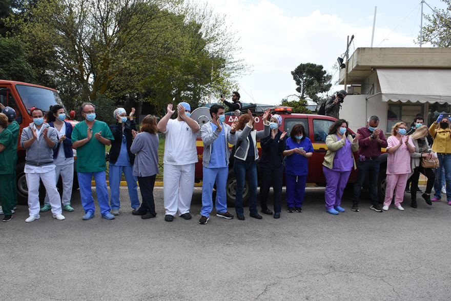 Κορωνοϊός: Πυροσβέστες είπαν «ευχαριστώ» στους γιατρούς και τους νοσηλευτές του «Σωτηρία» - Δείτε βίντεο