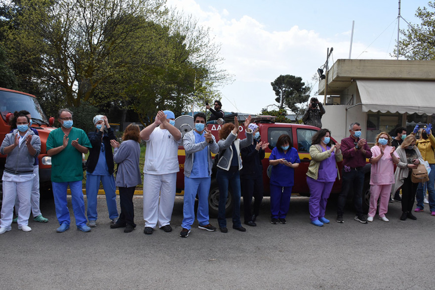 Κορωνοϊός: Πυροσβέστες είπαν «ευχαριστώ» στους γιατρούς και τους νοσηλευτές του «Σωτηρία» - Δείτε βίντεο