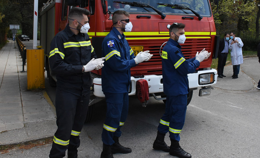 Κορωνοϊός: Πυροσβέστες είπαν «ευχαριστώ» στους γιατρούς και τους νοσηλευτές του «Σωτηρία» - Δείτε βίντεο