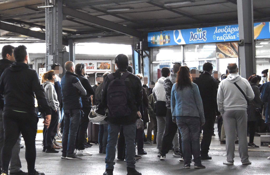 Κορωνοϊός: Συνωστισμός και πάλι στα ΚΤΕΛ για τα δέματα από την επαρχία