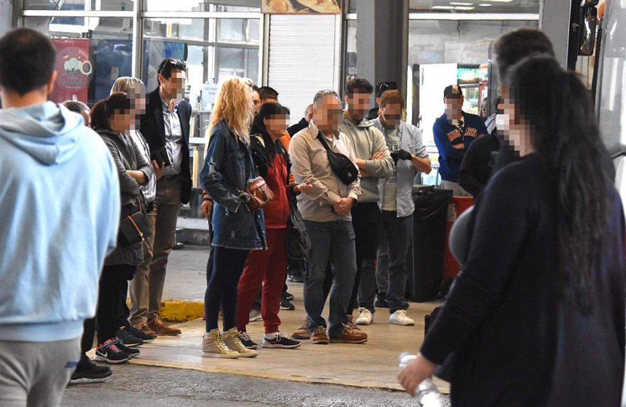 Κορωνοϊός: Συνωστισμός και πάλι στα ΚΤΕΛ για τα δέματα από την επαρχία