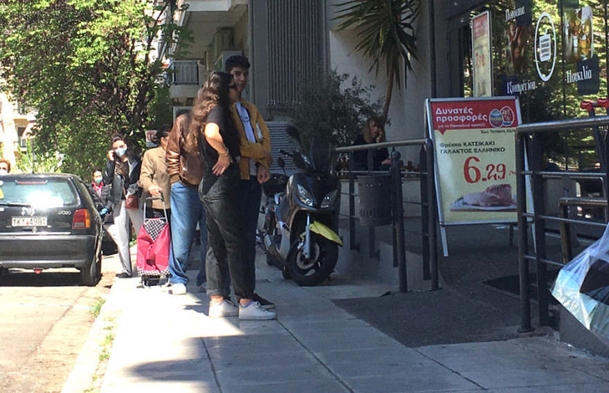 Τεράστιες ουρές σε σούπερ μάρκετ - Δείτε φωτογραφίες και βίντεο