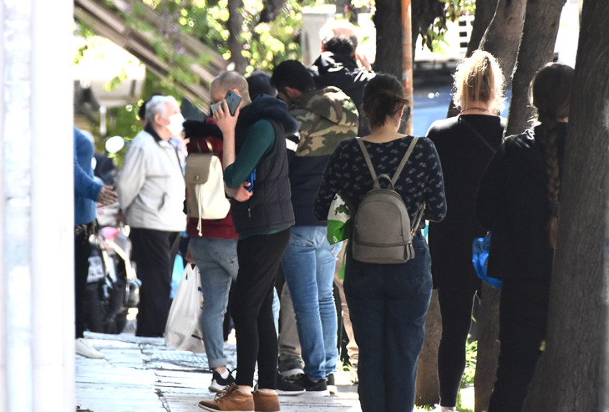 Τεράστιες ουρές σε σούπερ μάρκετ - Δείτε φωτογραφίες και βίντεο