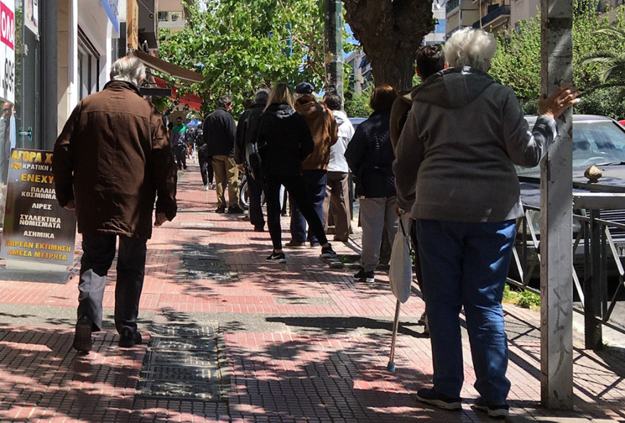 Τεράστιες ουρές σε σούπερ μάρκετ - Δείτε φωτογραφίες και βίντεο