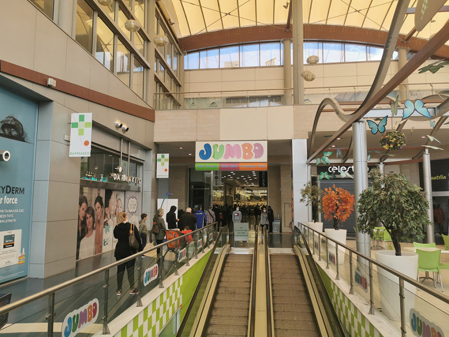 Τεράστιες ουρές σε σούπερ μάρκετ - Δείτε φωτογραφίες και βίντεο