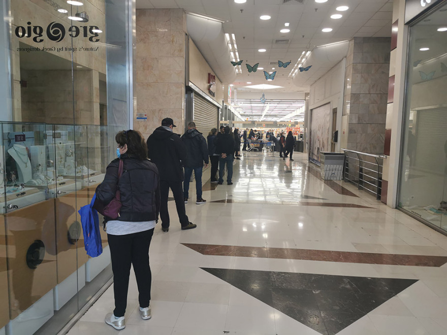 Τεράστιες ουρές σε σούπερ μάρκετ - Δείτε φωτογραφίες και βίντεο