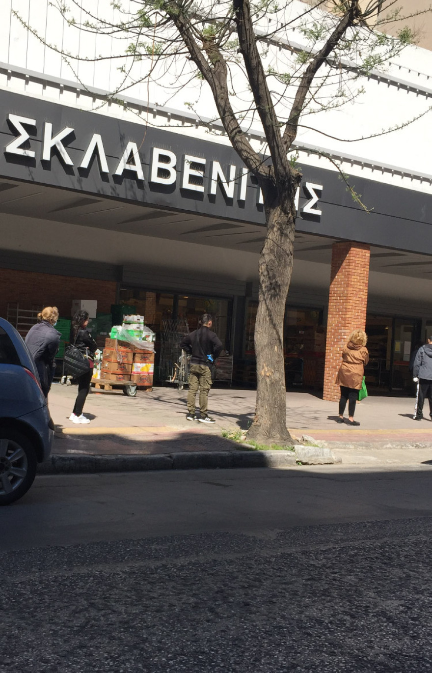 Τεράστιες ουρές σε σούπερ μάρκετ - Δείτε φωτογραφίες και βίντεο