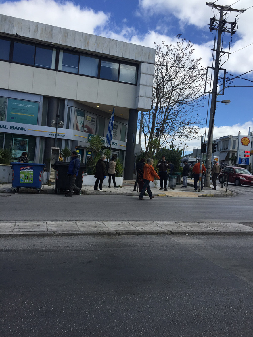 Τεράστιες ουρές σε σούπερ μάρκετ - Δείτε φωτογραφίες και βίντεο