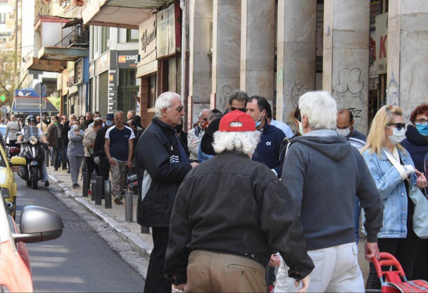 Κορωνοϊός: Το αδιαχώρητο στις λαϊκές αγορές - «Διαλύει» τον κόσμο η αστυνομία 