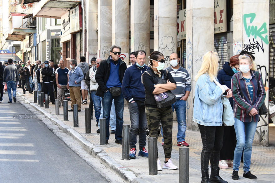 Κορωνοϊός: Το αδιαχώρητο στις λαϊκές αγορές - «Διαλύει» τον κόσμο η αστυνομία 