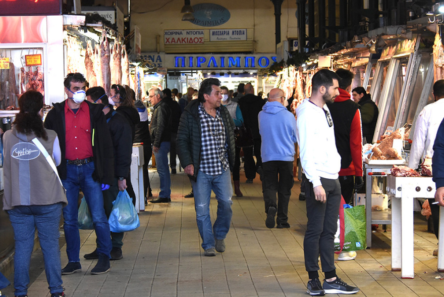 Κορωνοϊός: Αγχώθηκαν στην κυβέρνηση με τον συνωστισμό στις αγορές και τα «καλέσματα» του Πάσχα