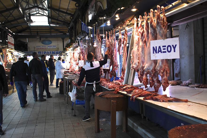 Κορωνοϊός: Αγχώθηκαν στην κυβέρνηση με τον συνωστισμό στις αγορές και τα «καλέσματα» του Πάσχα